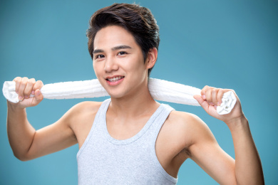 肩膀上搭着毛巾的年轻男人