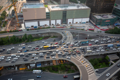 中国北京国贸桥晚高峰拥堵的车流