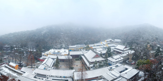 航拍江苏南京群山中白雪覆盖的古寺庙建筑群