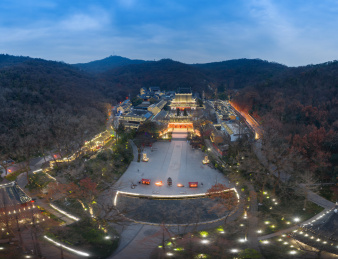 航拍江苏南京群山中古寺庙建筑群夜景灯光