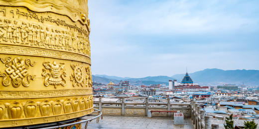 中国云南省香格里拉独克宗古城和转经筒全景