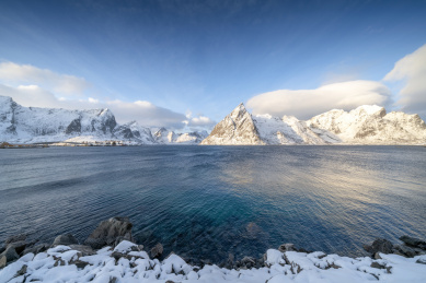 挪威罗弗敦岛冬季峡湾的雪山