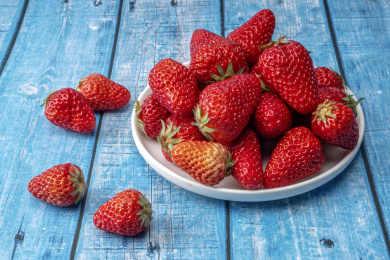 盛在白色盘子里的新鲜有机草莓