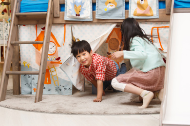 两个儿童在卧室玩耍