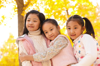 可爱的小女孩在户外玩耍