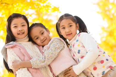 欢乐的小女孩在户外玩耍