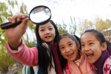 欢乐的小女孩在户外玩耍