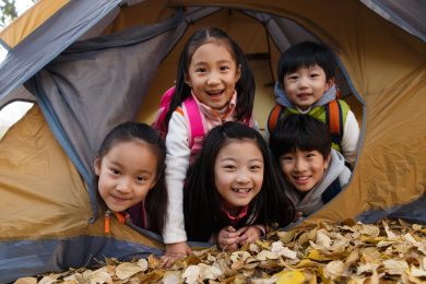 小学生在户外露营