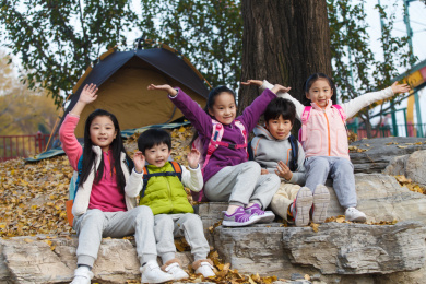 可爱的男孩女孩在户外玩耍
