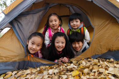 小学生在户外露营