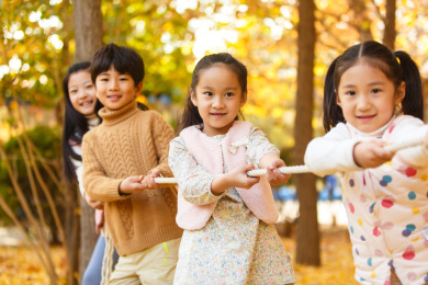 小学生在拔河比赛