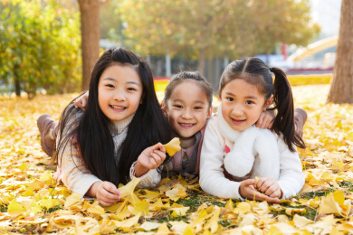 欢乐的小女孩在户外玩耍