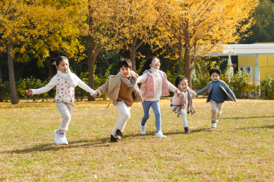 欢乐的男孩女孩在户外玩耍