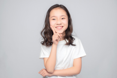 灰色背景里的亚洲小学女生