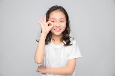 灰色背景里的亚洲小学女生