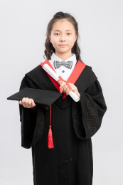  身穿学士服的亚洲小学女生