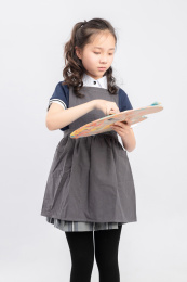 手拿画笔的亚洲小学女生