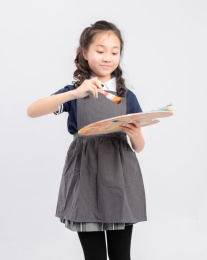 手拿画笔的亚洲小学女生