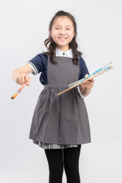 手拿画笔的亚洲小学女生