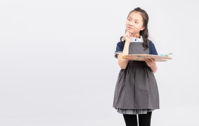 手拿画笔的亚洲小学女生