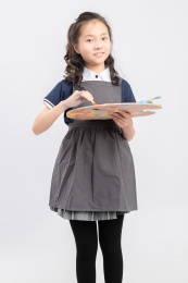手拿画笔的亚洲小学女生