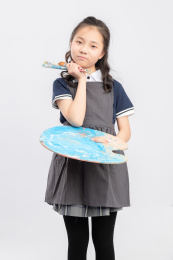 手拿画笔的亚洲小学女生