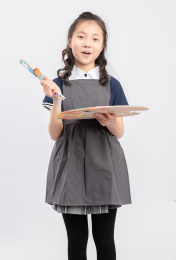 手拿画笔的亚洲小学女生