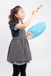 手拿画笔的亚洲小学女生