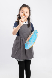 手拿画笔的亚洲小学女生