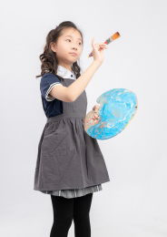 手拿画笔的亚洲小学女生