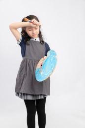 手拿画笔的亚洲小学女生