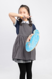 手拿画笔的亚洲小学女生