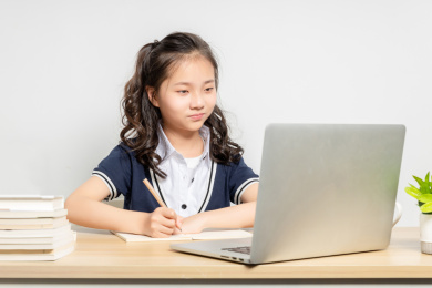 正在上网课的亚洲小学女生