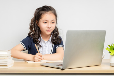 正在上网课的亚洲小学女生