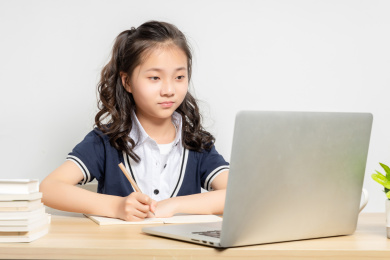 正在上网课的亚洲小学女生