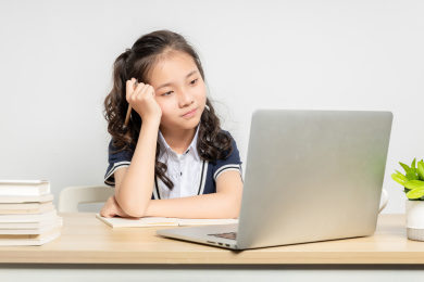 正在上网课的亚洲小学女生