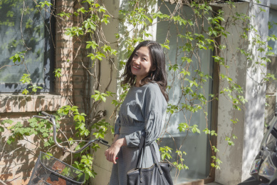春天在北京798艺术区穿连衣裙的年轻女孩