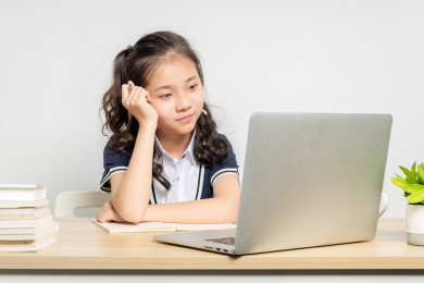 正在上网课的亚洲小学女生