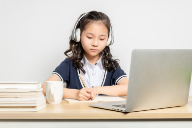 正在上网课的亚洲小学女生