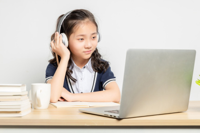 正在上网课的亚洲小学女生