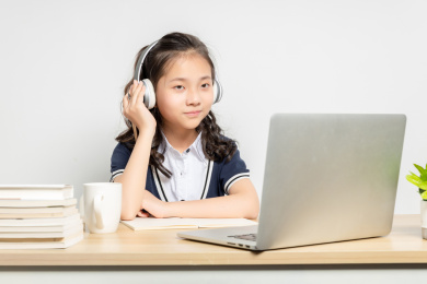 正在上网课的亚洲小学女生