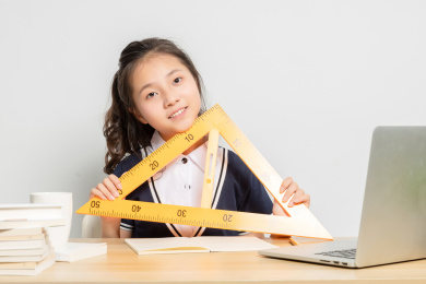  正在上数学课的亚洲小学女生