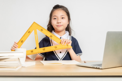  正在上数学课的亚洲小学女生