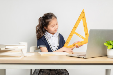  正在上数学课的亚洲小学女生