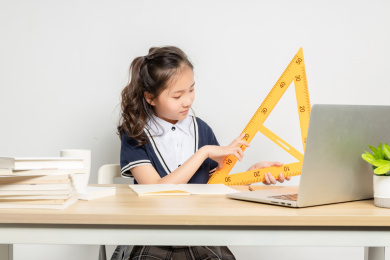  正在上数学课的亚洲小学女生