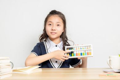  正在上数学课的亚洲小学女生