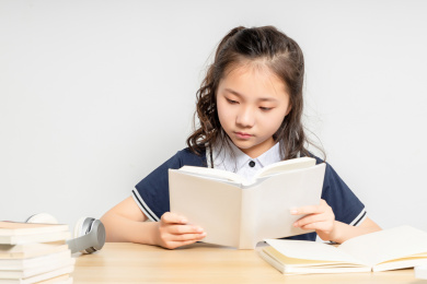  正在读书写字的亚洲小学女生