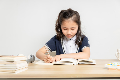  正在读书写字的亚洲小学女生