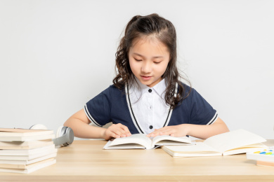  正在读书写字的亚洲小学女生