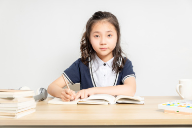  正在读书写字的亚洲小学女生